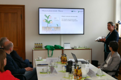 Prodekanin Prof. Dr. Vlot-Schuster gibt einen Einblick in ihre Forschung.