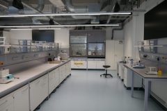 Die Labore sind großzügig gebaut und rollstuhlgerecht.